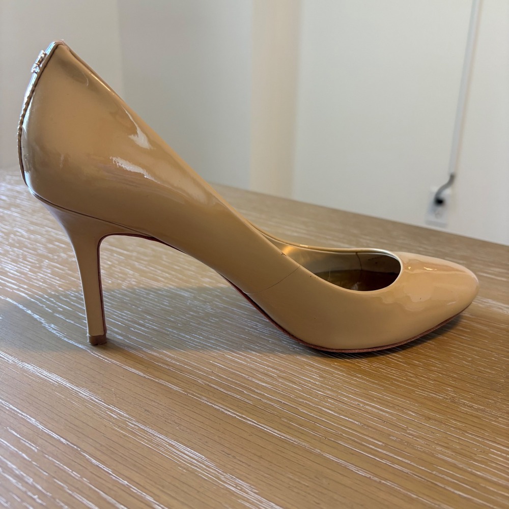 Coach Beige Patent Leather Round Toe Pumps Heels Size 9B Signature Logo Accent - Picture 3 of 8